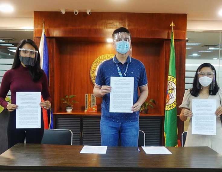 Cat with Pasig City Mayor Vico Sotto for a contract signing on MindNation and the City of Pasig’s partnership. The initiative involves providing free mental health services for the City Hall constituents and the residents of the Pasig quarantine facilities.